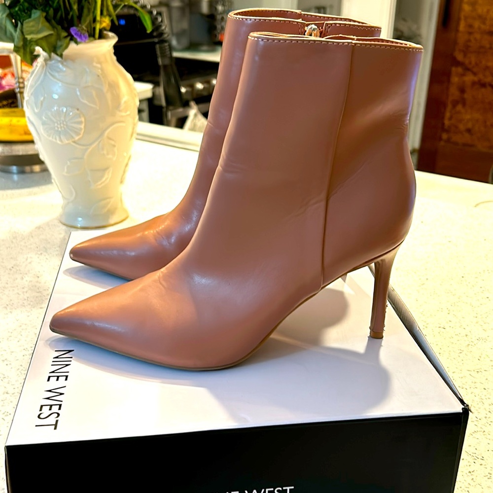 Nine West 7.5M blush booties